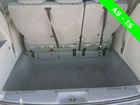 Used 2010 Chrysler Town & Country LX FWD image 27