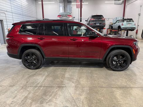 Certified 2025 Jeep Grand Cherokee L Altitude image 2