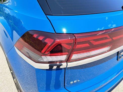 Certified 2025 Volkswagen Atlas Cross Sport SEL Premium R-Line AWD/4WD image 31