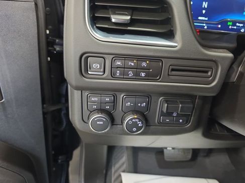 Used 2024 Chevrolet Tahoe Z71 w/ Luxury Package AWD/4WD image 19