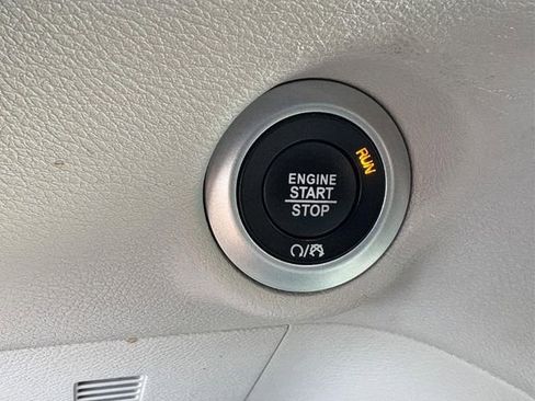 Used 2023 Chrysler Pacifica Touring-L image 11