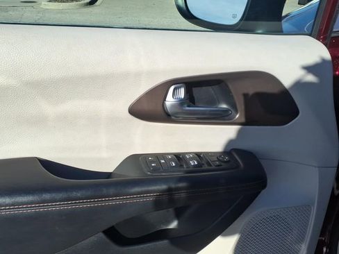 Used 2017 Chrysler Pacifica Touring image 10