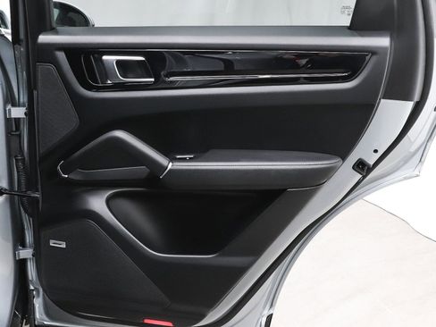 Used 2021 Porsche Cayenne w/ Premium Package image 17