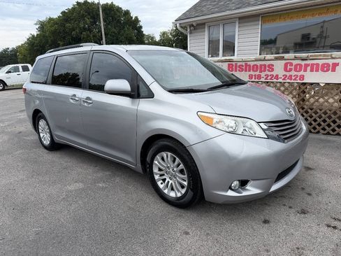 Used 2016 Toyota Sienna XLE FWD image 2