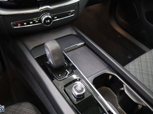 Used 2022 Volvo XC60 B5 Momentum image 20