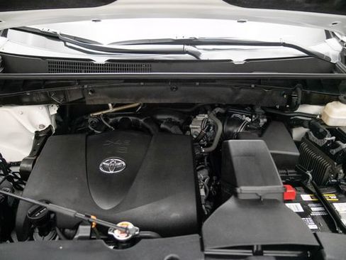 Used 2019 Toyota Highlander XLE AWD/4WD image 10