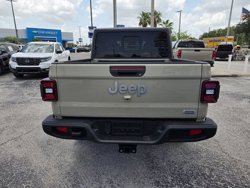 Used 2020 Jeep Gladiator Overland AWD/4WD image 13