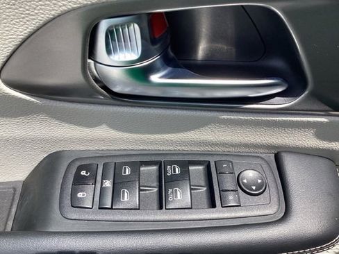 Used 2023 Chrysler Pacifica Touring-L FWD image 14