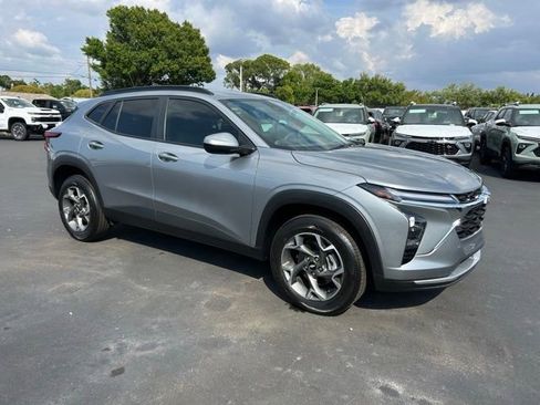 Used 2025 Chevrolet Trax LT w/ Driver Confidence Package image 1