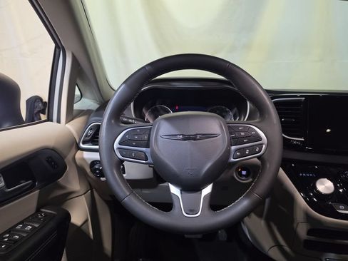 Used 2023 Chrysler Pacifica Touring-L FWD image 11