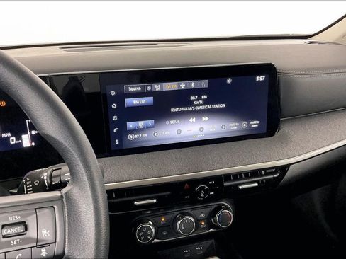 Certified 2025 Nissan Kicks SV image 9