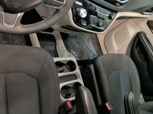 Used 2022 Chrysler Voyager LX image 11