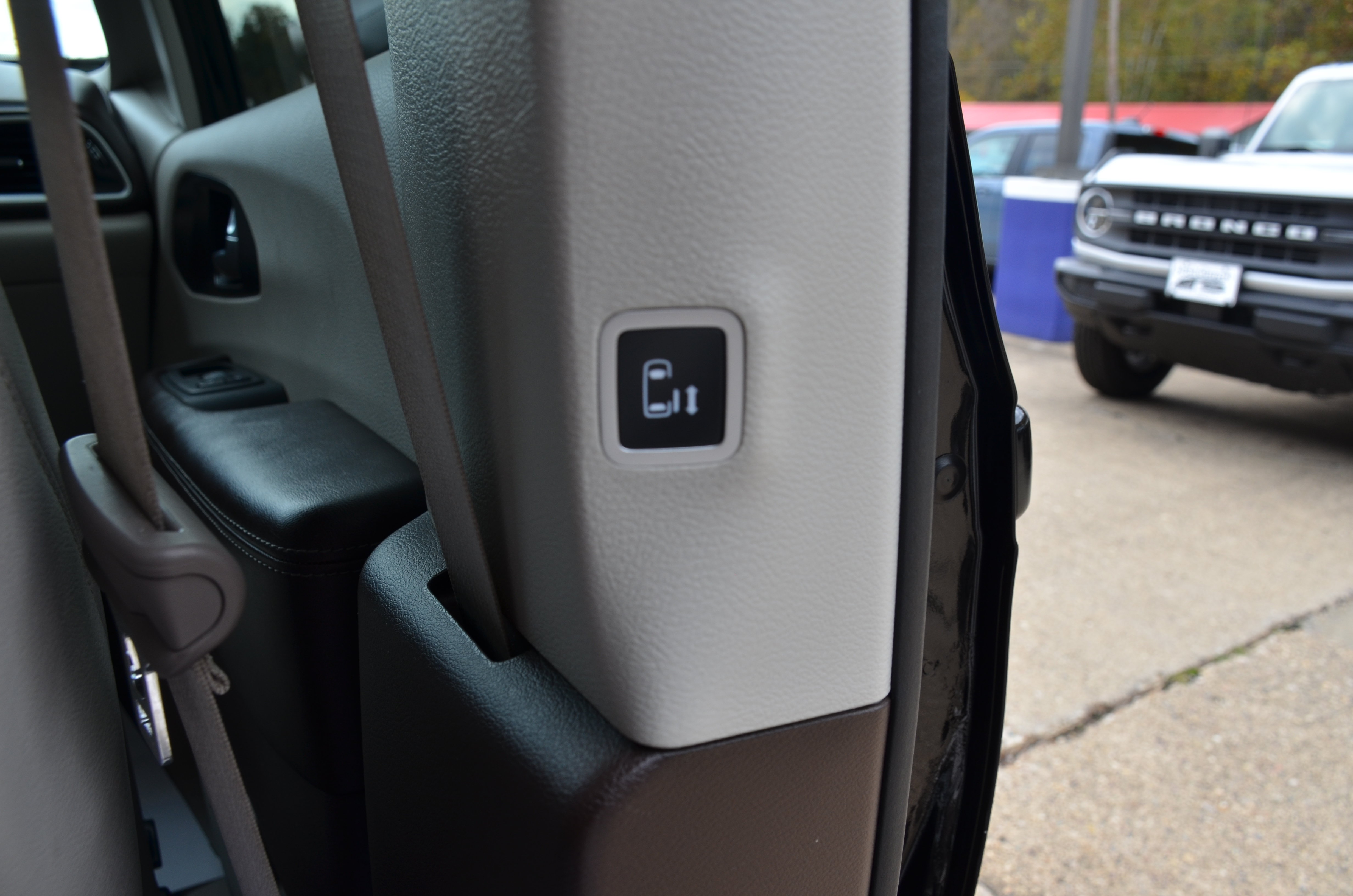 Used 2020 Chrysler Pacifica Touring-L Plus FWD image 38