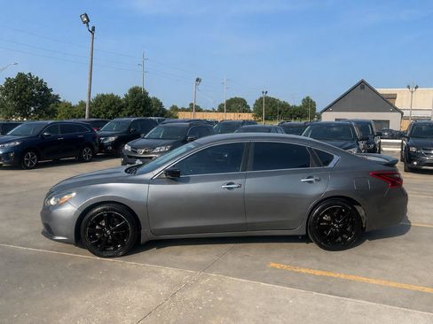Used 2017 Nissan Altima 2.5 SR w/ Midnight Edition Package FWD image 6