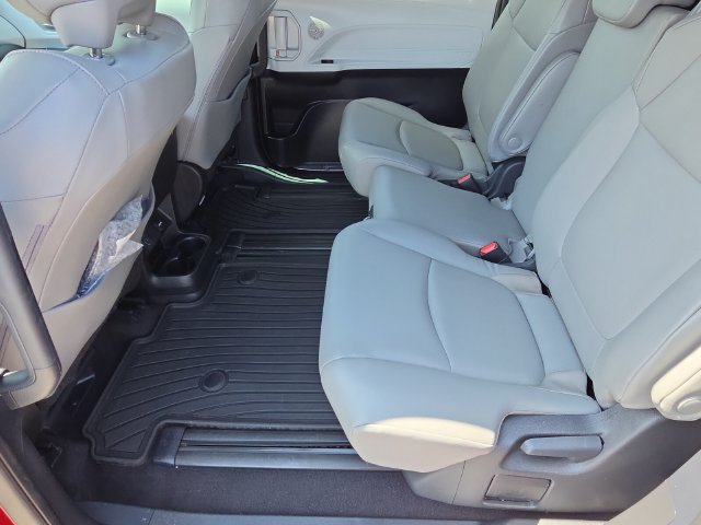 Used 2025 Toyota Sienna XLE w/ XLE Plus Package FWD image 12
