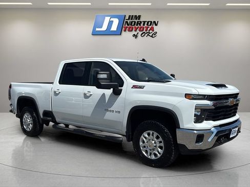 Used 2024 Chevrolet Silverado 2500 LT AWD/4WD image 3