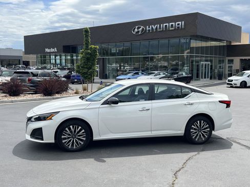 Used 2025 Nissan Altima 2.5 SV AWD/4WD image 1
