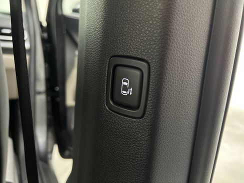 Used 2025 Kia Carnival FWD image 20