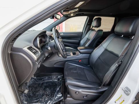 Used 2019 Jeep Grand Cherokee Altitude AWD/4WD image 12