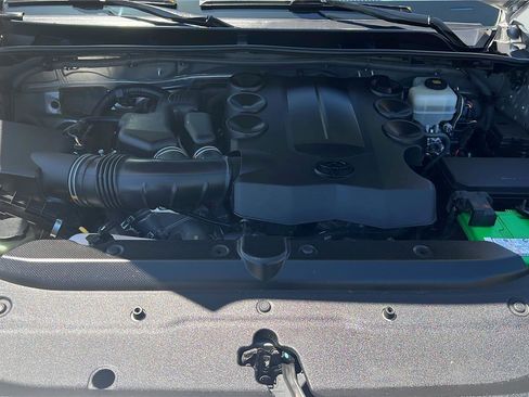 Used 2020 Toyota 4Runner SR5 AWD/4WD image 19