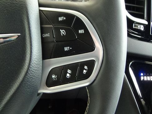 Certified 2025 Chrysler Pacifica Select FWD image 23