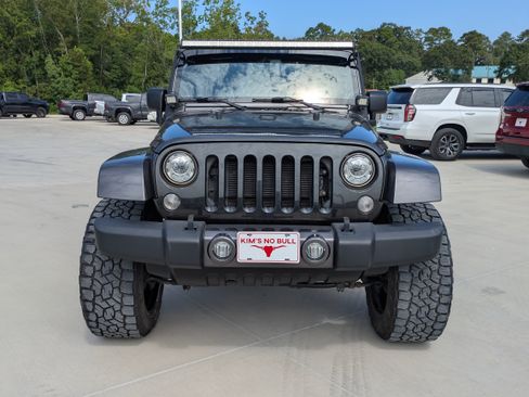 Used 2017 Jeep Wrangler Unlimited Sahara w/ Max Tow Package AWD/4WD image 8