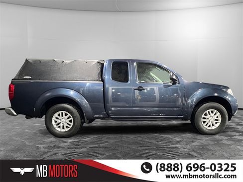 Used 2015 Nissan Frontier SV image 2