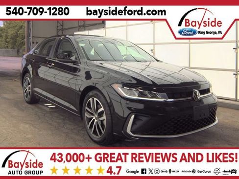 Used 2025 Volkswagen Jetta SE FWD image 1