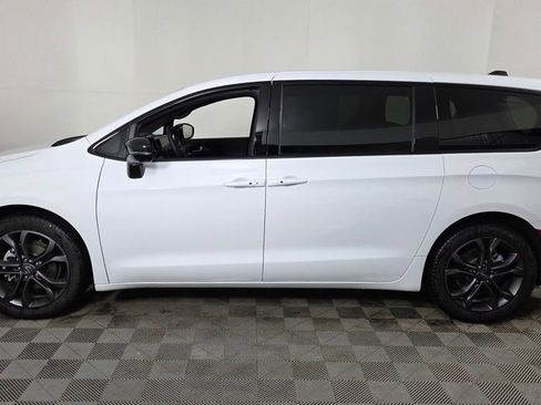 Used 2026 Chrysler Pacifica Select image 5