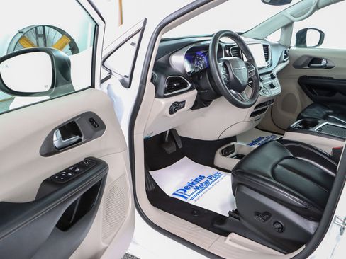 Used 2023 Chrysler Pacifica Touring-L FWD image 3