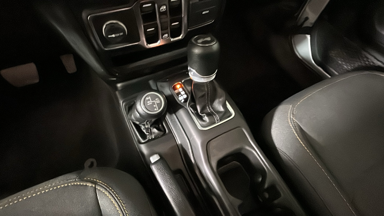 Used 2024 Jeep Wrangler Unlimited w/ Convenience Group AWD/4WD image 25
