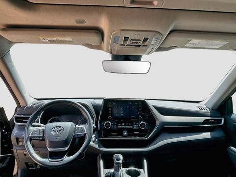 Used 2022 Toyota Highlander XLE FWD image 22