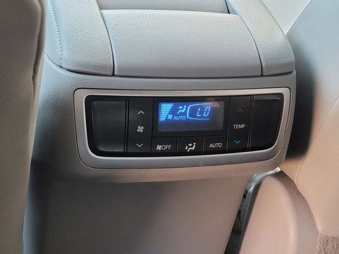 Used 2019 Toyota Highlander XLE image 11