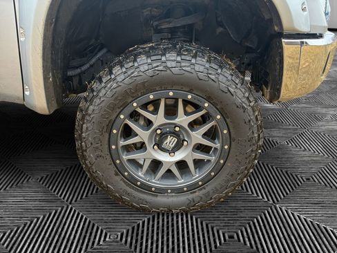 Used 2017 Toyota Tundra SR5 w/ SR5 Upgrade Package image 17