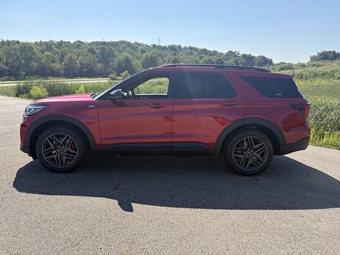 New 2026 Ford Explorer ST-Line w/ ST-Line Street Pack AWD/4WD image 2