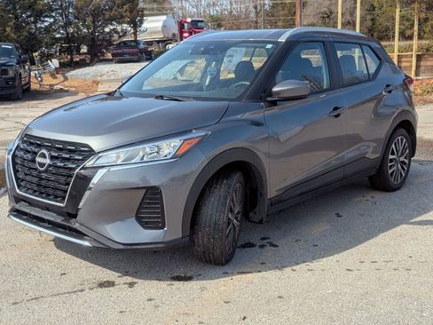 Used 2023 Nissan Kicks SV image 2