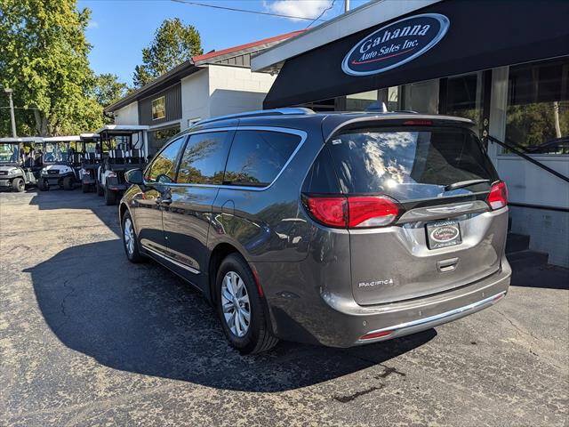 Used 2018 Chrysler Pacifica Touring-L FWD image 3