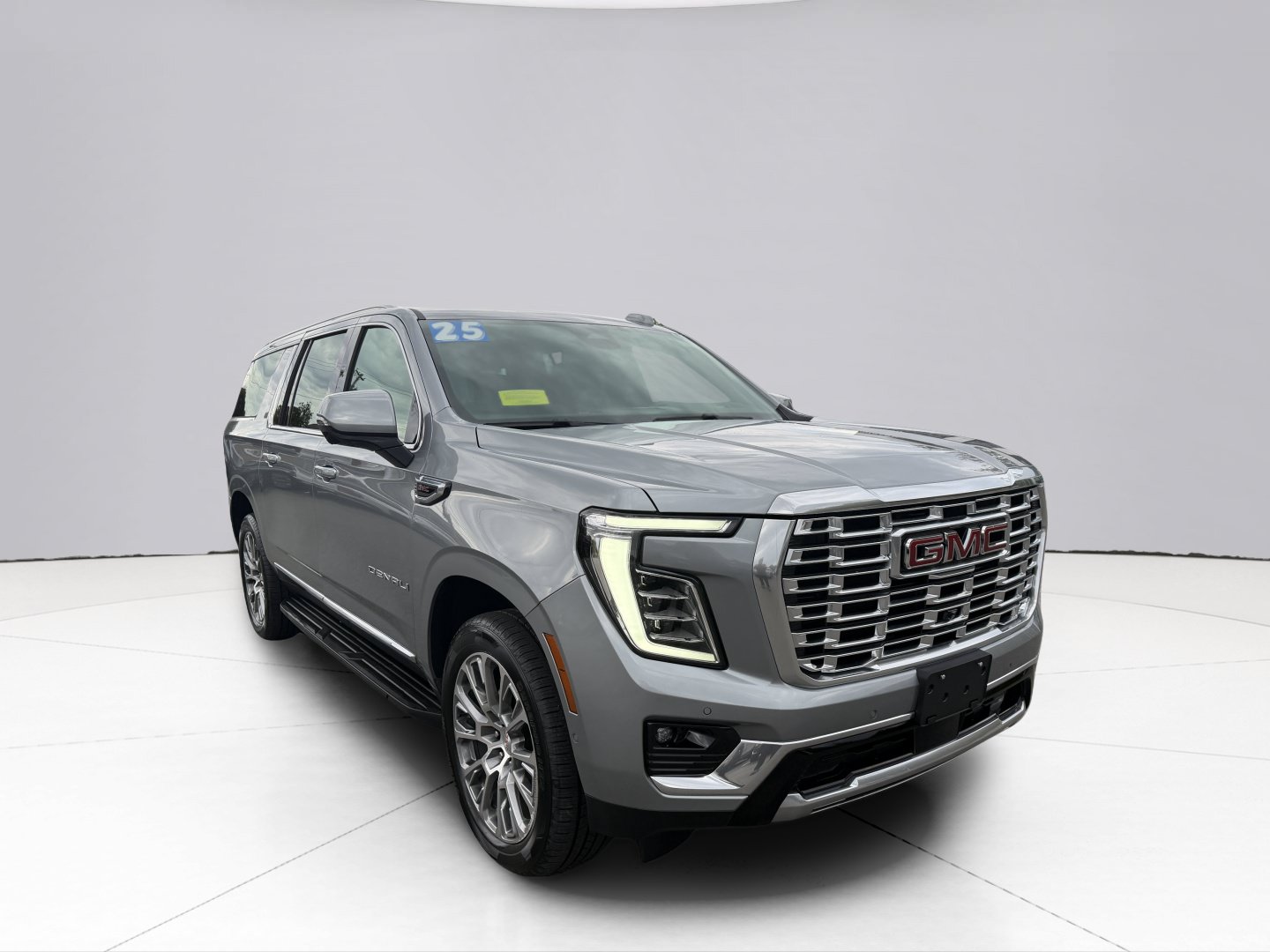 Used 2025 GMC Yukon XL Denali AWD/4WD image 8