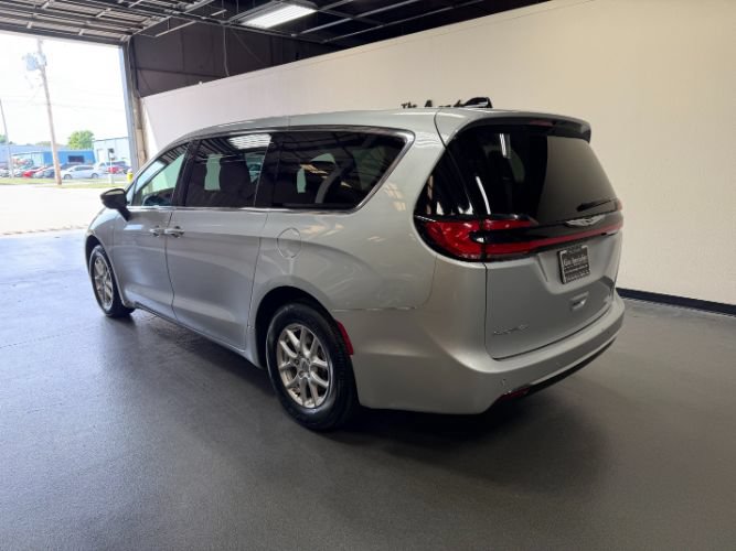 Used 2024 Chrysler Pacifica Touring-L FWD image 2