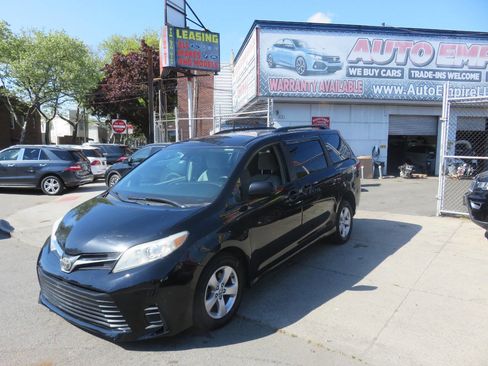 Used 2018 Toyota Sienna LE FWD image 2