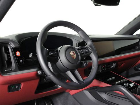 Used 2025 Porsche Cayenne S image 4