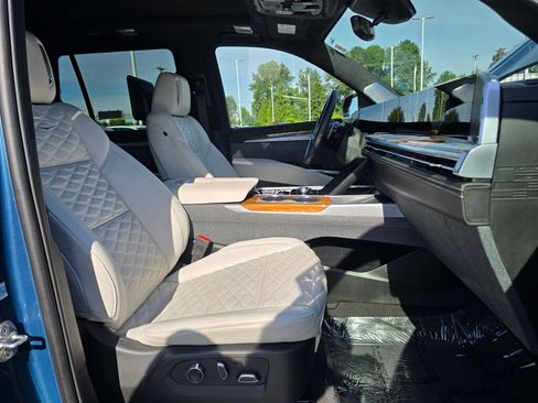 Used 2025 Cadillac Escalade Sport Platinum AWD/4WD image 32