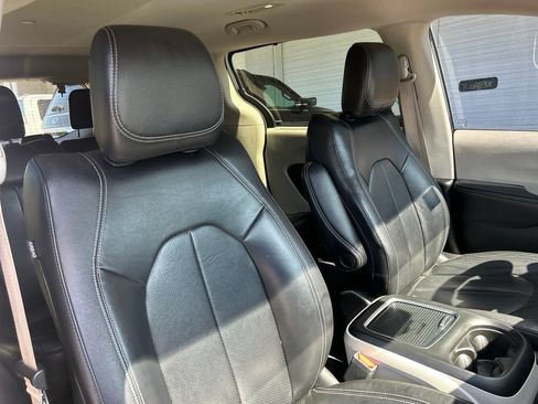 Used 2022 Chrysler Pacifica Touring-L FWD image 15