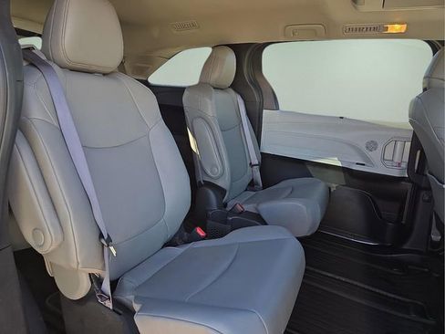 Used 2025 Toyota Sienna XLE image 15