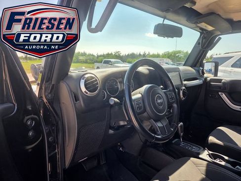 Used 2018 Jeep Wrangler Unlimited Sahara w/ Connectivity Group AWD/4WD image 12