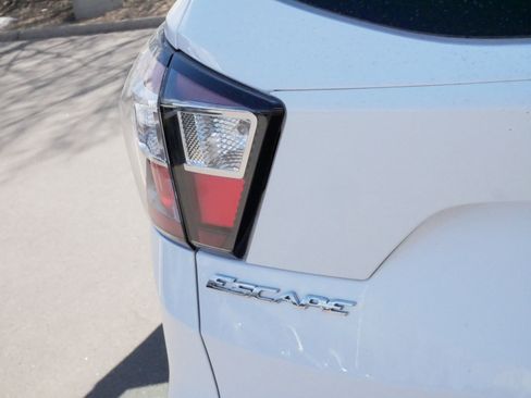 Used 2018 Ford Escape SE w/ SE Sport Appearance Package image 17