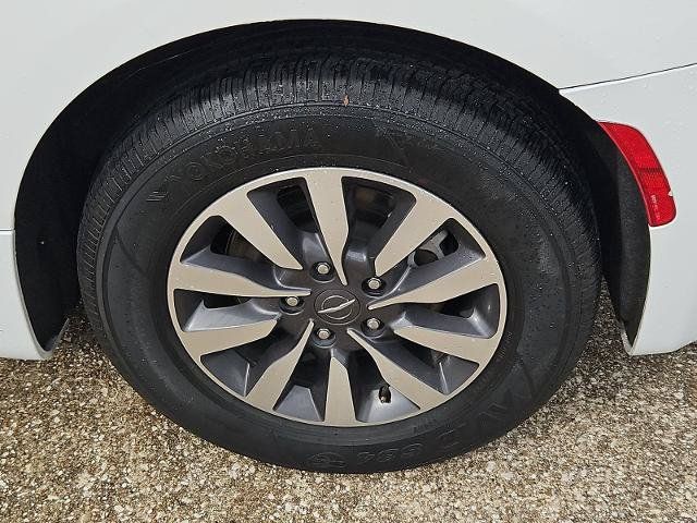 Used 2023 Chrysler Pacifica Touring-L FWD image 29