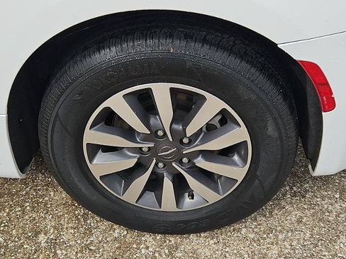 Used 2023 Chrysler Pacifica Touring-L FWD image 29