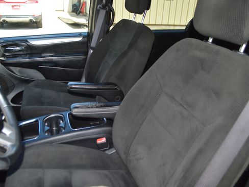 Used 2016 Dodge Grand Caravan SXT w/ UConnect Hands-Free Group FWD image 14