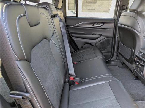 New 2025 Jeep Grand Cherokee Altitude image 30